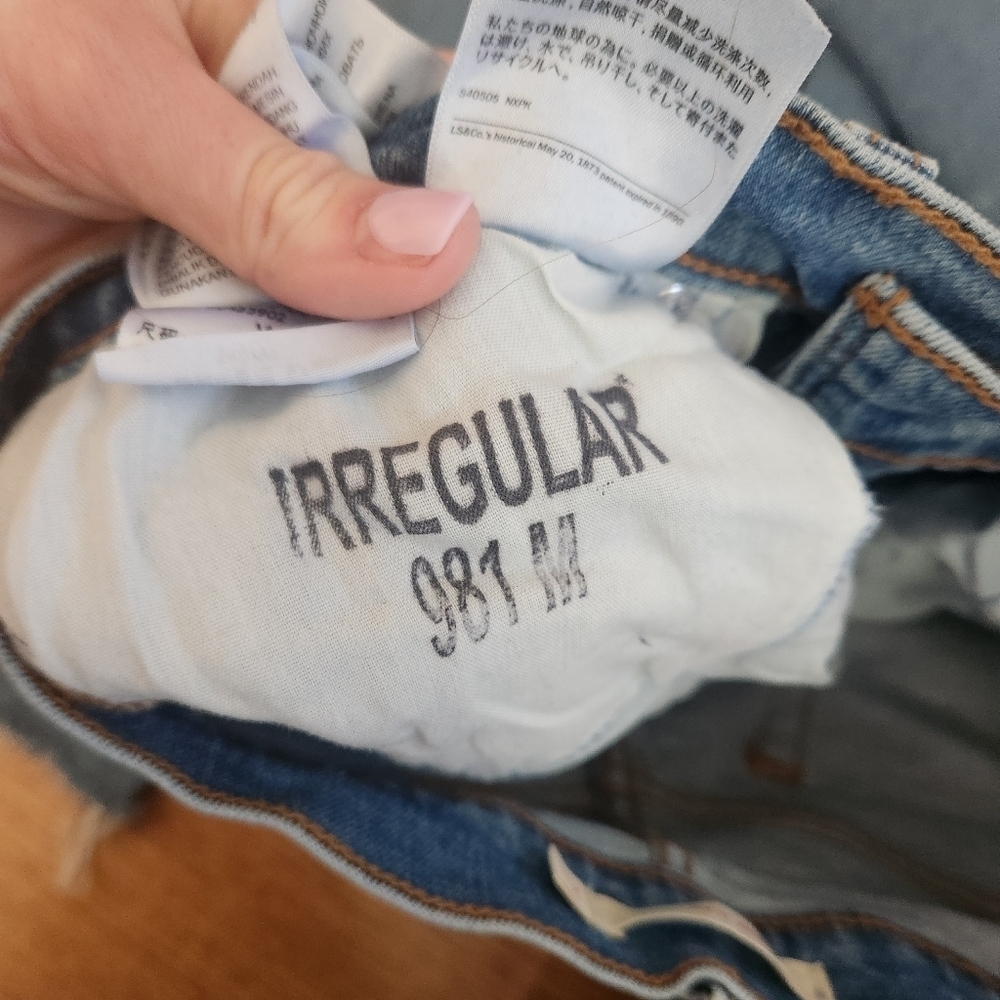 EUC Levi's Mom Jean, Size 28 - Picture 9 of 9